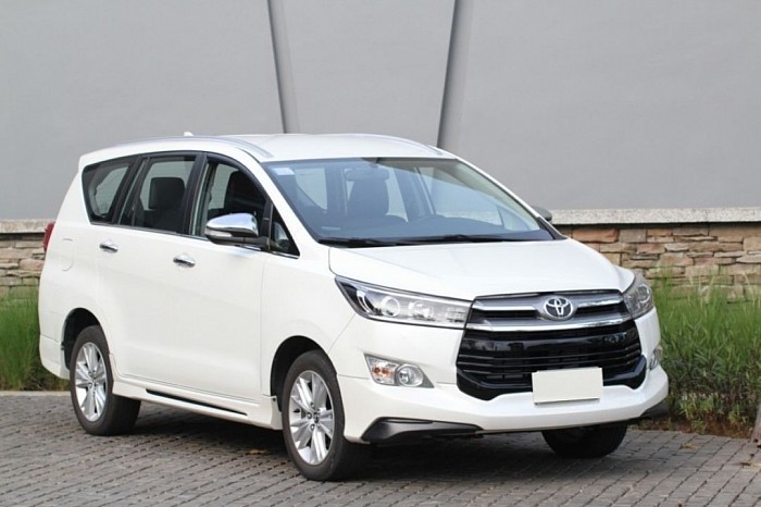 Innova Limousine , รถลีมูซีน innova, รถรับส่งสนามบิน, ลีมูซีนสุวรรณภูมิ, ลีมูซีนดอนเมือง, ลีมูซีนอู่ตะเภา, แท็กซี่ป้ายเขียว