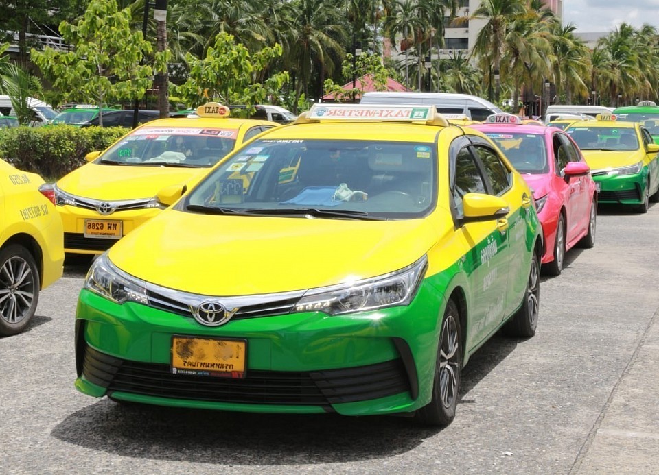 รถแท็กซี่พัทยา Toyota Altis   เหมาะสำหรับเรียกแท็กซี่พัทยา เดินทางไปกรุงเทพฯ