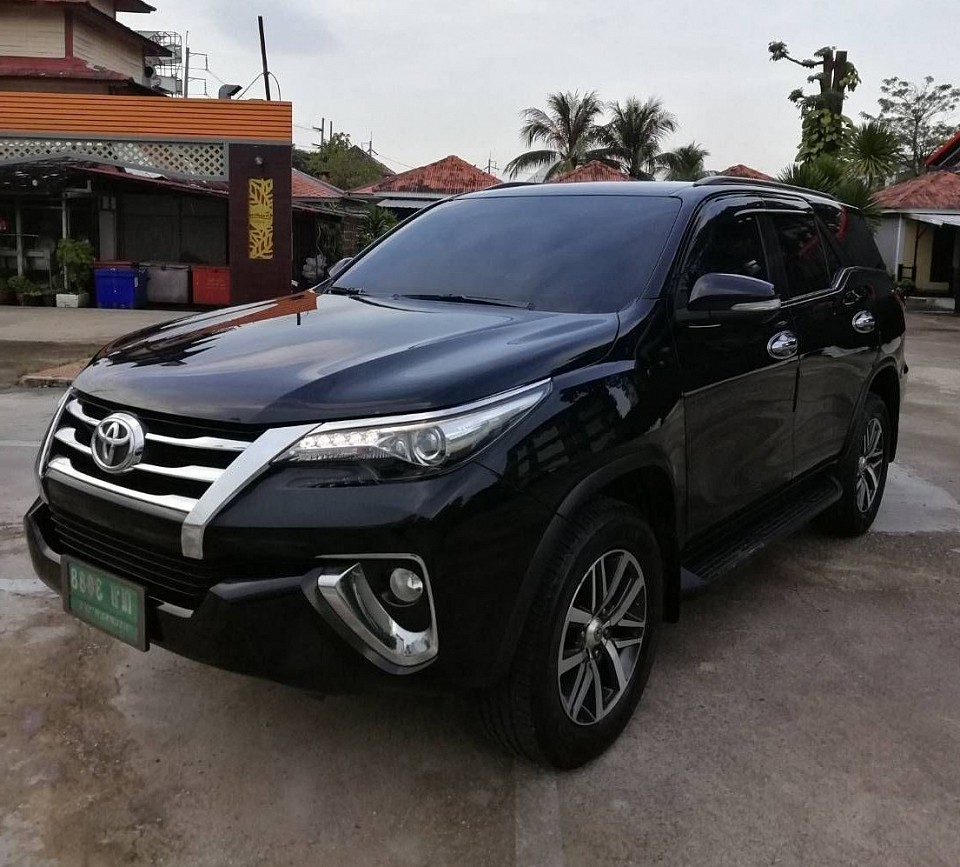 รถ SUV All new fortuner พร้อมคนขับ ที่จอดรอยังจุดต่างๆในพัทยา พร้อมให้บริการ