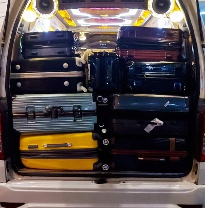 การจัดเรียง กระเป๋าเดินทาง ขนาดต่างๆ ด้านท้ายรถตู้ VIP จะบรรทุกได้ประมาณนี้