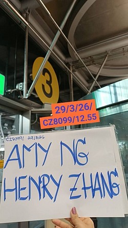 บริการยกป้ายรอรับลูกค้าชาวต่างชาติ พร้อมดูแลสัมภาระและอำนวยความสะดวกตลอดการเดินทาง